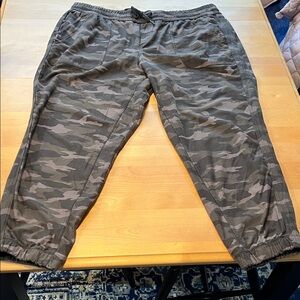 Athleta 20W plus camo joggers
